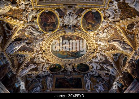 Venedig, Italien - 20. Mai 2017: Prunkvolle Inneneinrichtung des Dogenpalastes`s (Palazzo Ducale). Es ist ein berühmtes Wahrzeichen von Venedig. Panoramablick auf die luxuriöse Decke Stockfoto